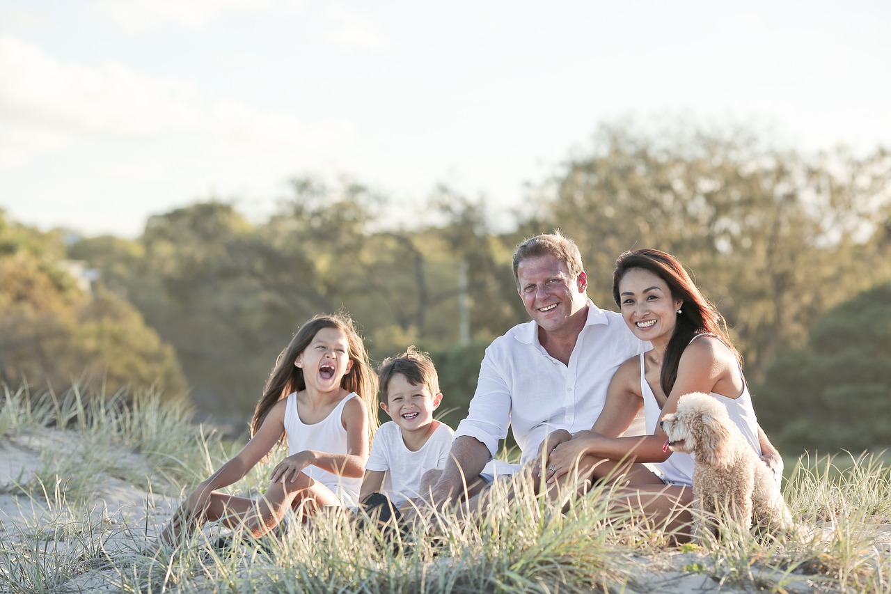 familia de 4 feliz familia de 4 un hombre y una mujer en la naturaleza con dos hijos chiquitos sentados